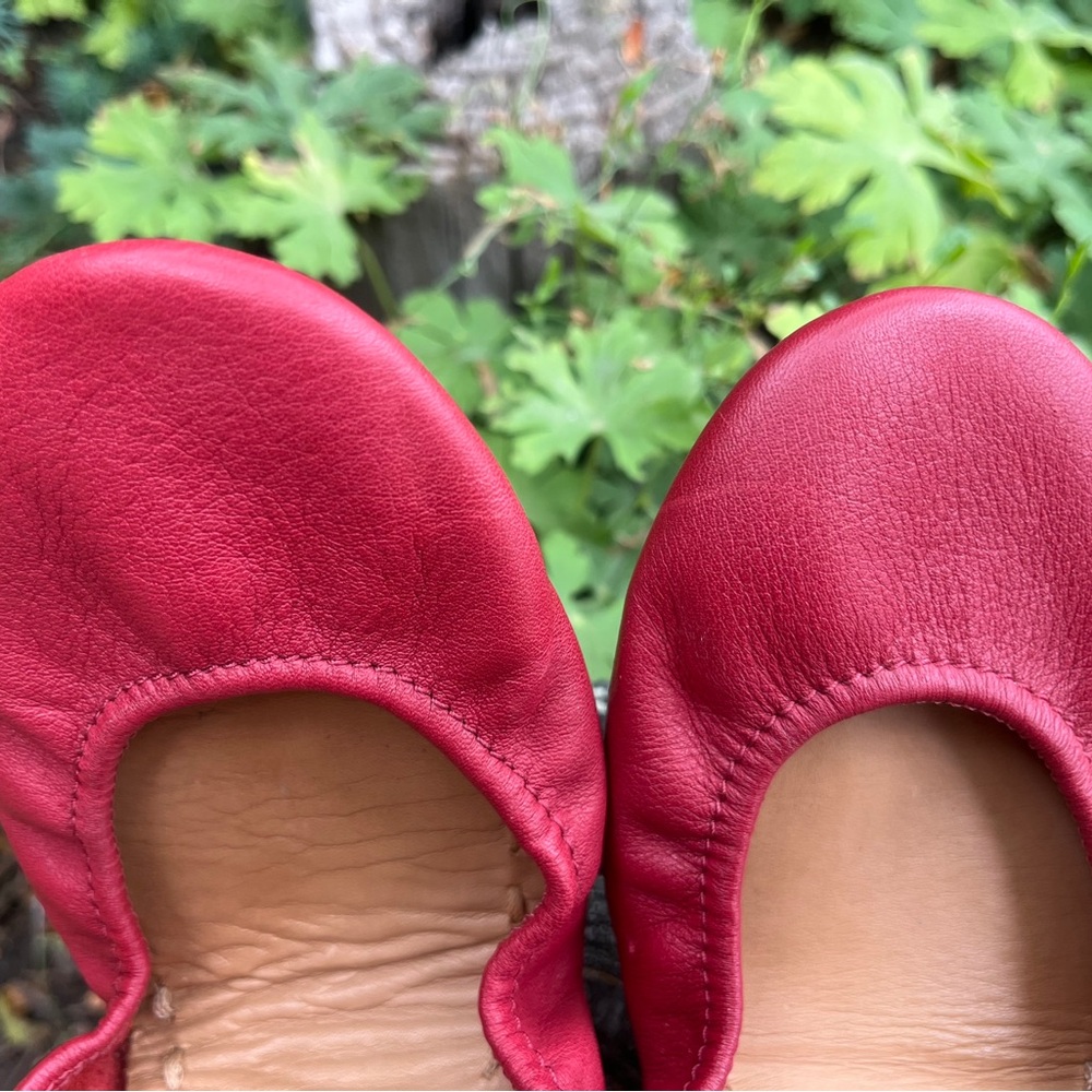 LIKE NEW! Tieks Ballet Flats in Color Cardinal Red Leather - Size Women’s 6 - Picture 4 of 9